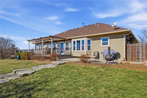 $825,000 | 25605 Parallel Road, Tonganoxie, KS 66086