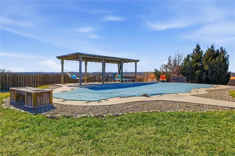 $825,000 | 25605 Parallel Road, Tonganoxie, KS 66086