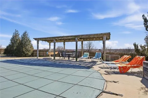 $825,000 | 25605 Parallel Road, Tonganoxie, KS 66086