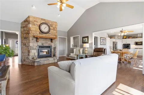 $825,000 | 25605 Parallel Road, Tonganoxie, KS 66086