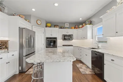 $825,000 | 25605 Parallel Road, Tonganoxie, KS 66086