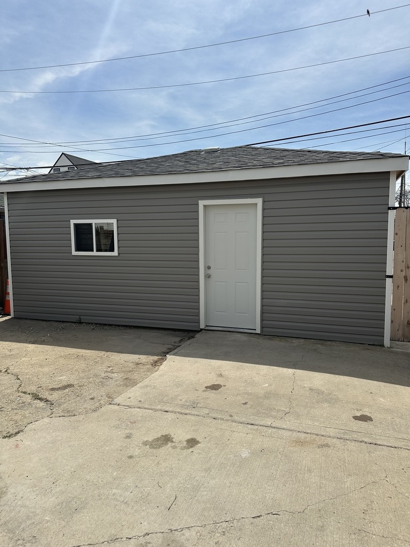 3145 West 42nd Street Chicago, IL 60632 - Photo 3 of 32 a backyard of a house