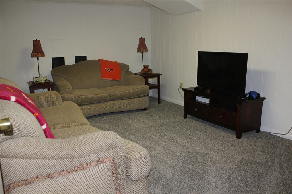 1027 Overland Road Southwest Roanoke, VA 24015 - Photo 30 of 45 18419535_184195_S