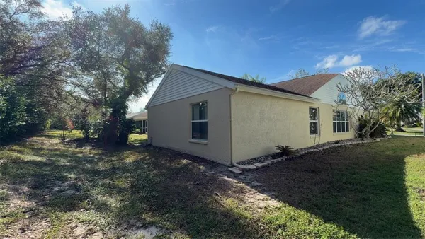 a view of a house with backyard