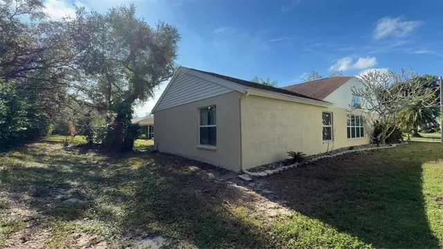 a view of a house with backyard