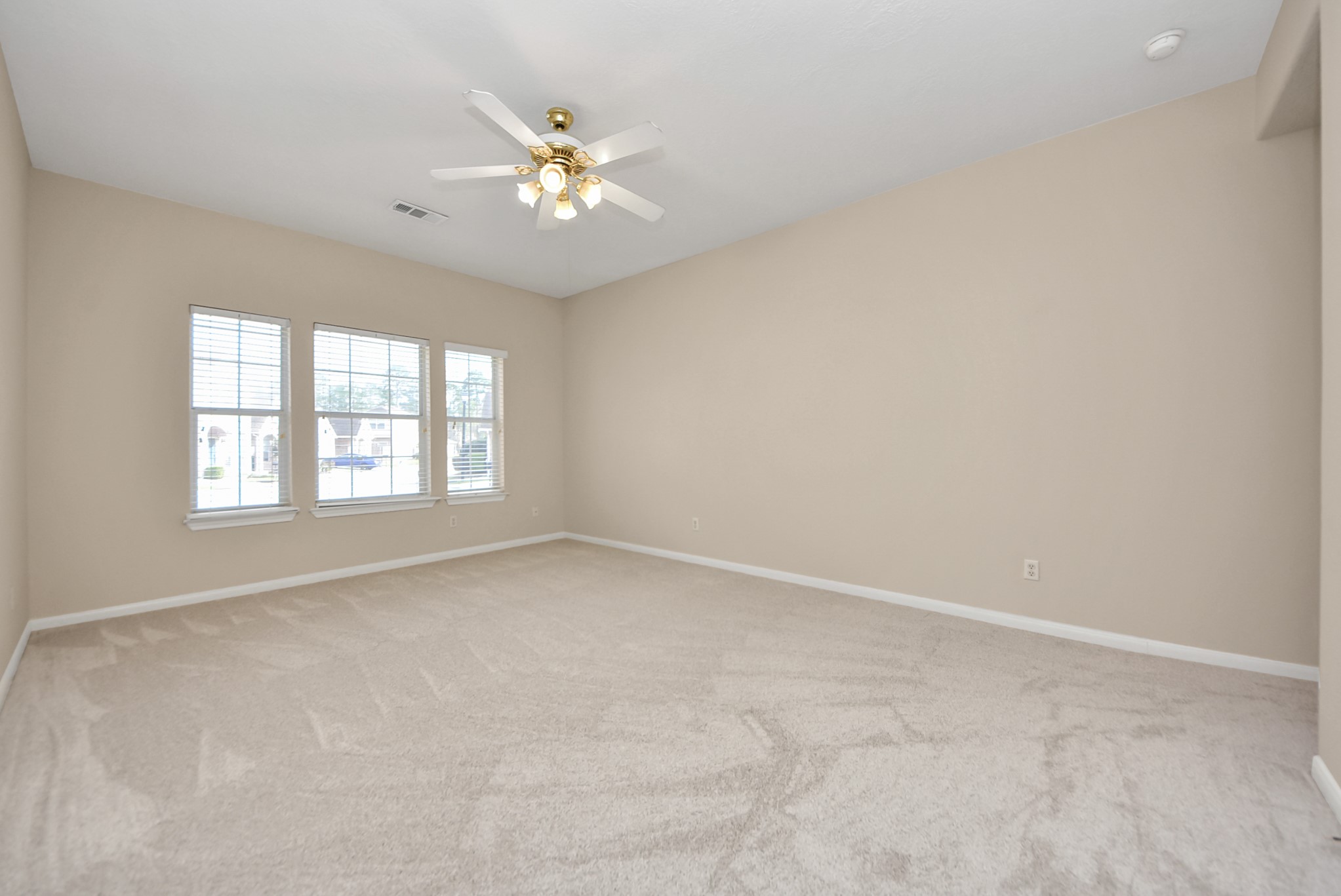 18963 Candlelight Crescent Road Spring, TX 77388 - Photo 17 of 33 Large master bedroom offering a spacious layout with plenty of room for full furnishings and comfortable sitting area.