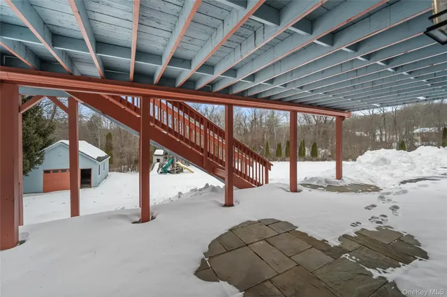 a view of an indoor deck