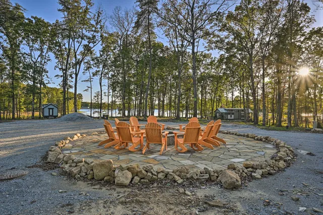 a view of a water fountain