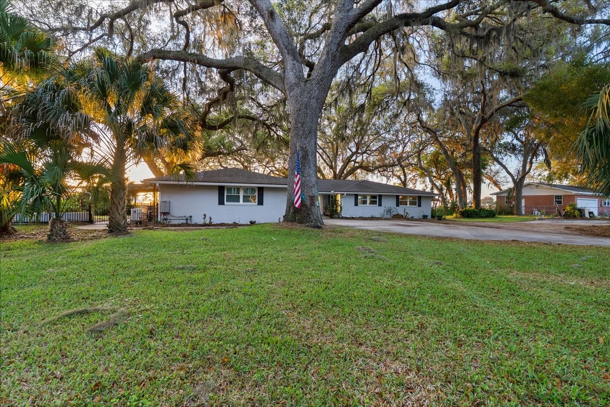 85316 Avant Road Yulee, FL 32097 - Photo 5 of 62 a front view of a house with a garden and trees