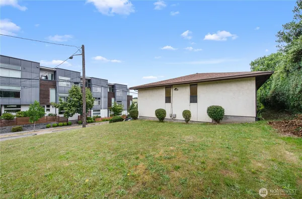 $999,999 | 1701 19th Avenue South, Seattle, WA 98144