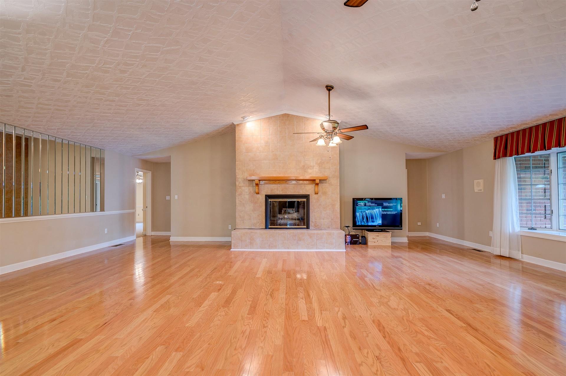 4287 Bonsack Road Northeast Roanoke, VA 24012 - Photo 9 of 38 09-DSC00011-3_2-3_3-3_4-3_5-3
