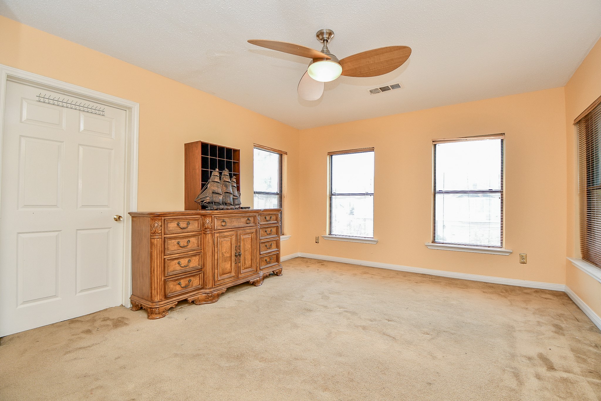3217 Calumet Street Houston, TX 77004 - Photo 16 of 20 an empty room with windows and ceiling fan