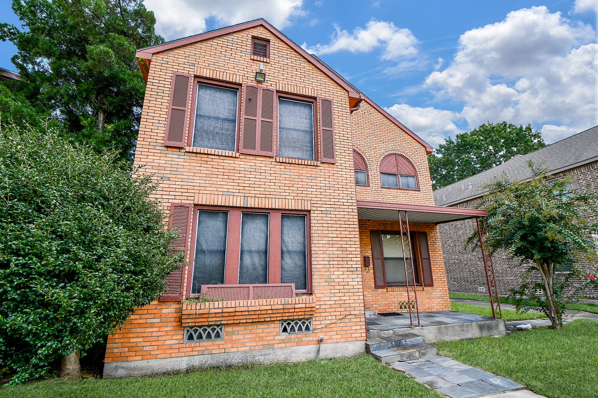 3217 Calumet Street Houston, TX 77004 - Photo 3 of 20 a front view of a house with a yard