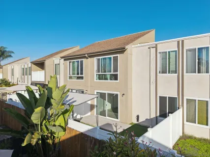 a view of a house with backyard