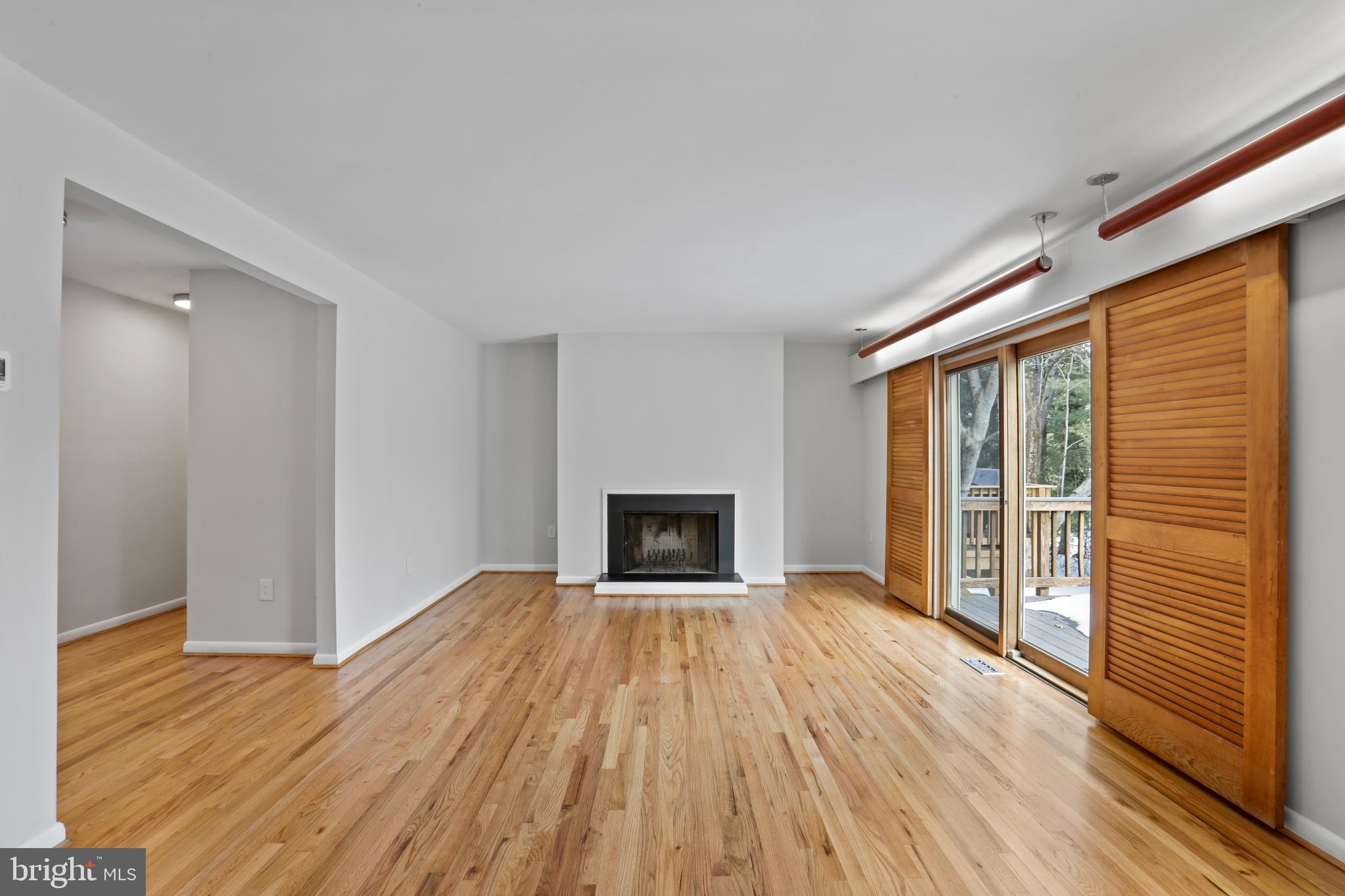 1644 Wainwright Drive Reston, VA 20190 - Photo 9 of 34 Living Room