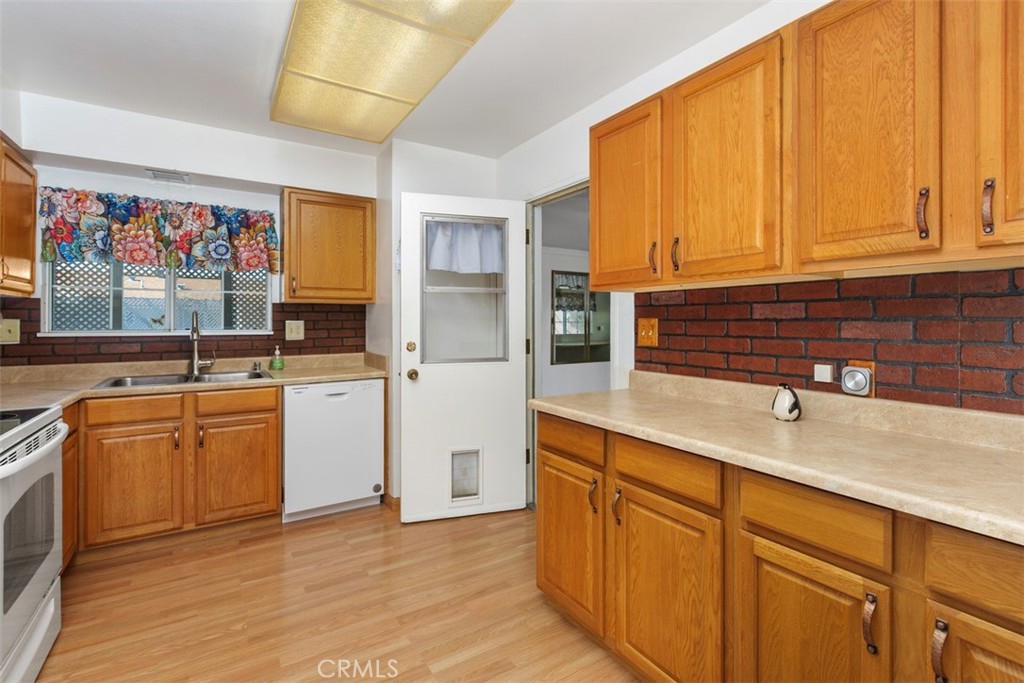 25785 Whitman Road Menifee, CA 92586 - Photo 6 of 23 Kitchen