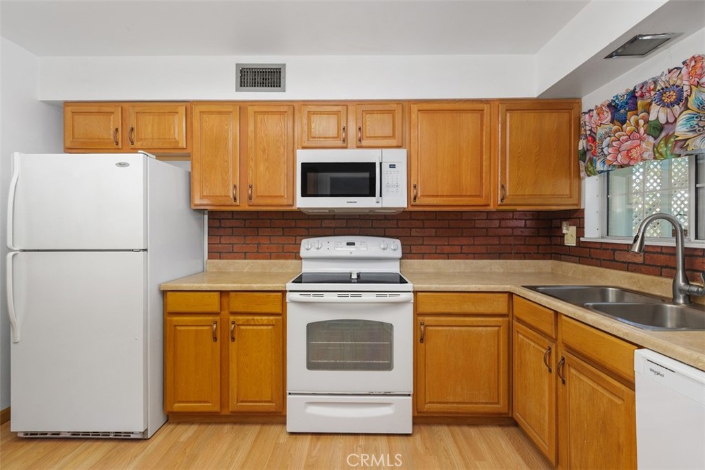 25785 Whitman Road Menifee, CA 92586 - Photo 8 of 23 Kitchen