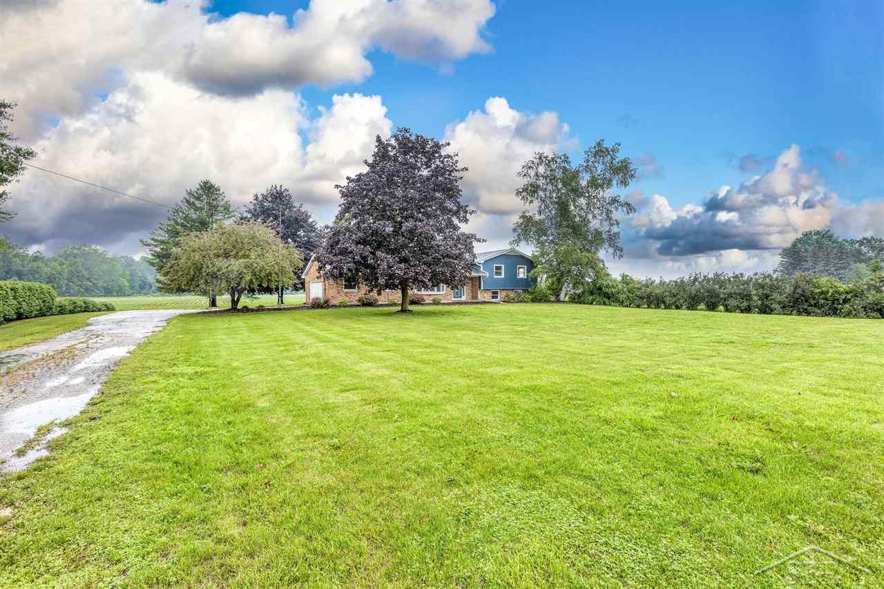 1975 North Graham Road Freeland, MI 48623 - Photo 22 of 30 HUGE front yard