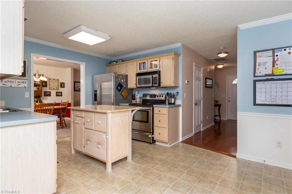 3310 Timberwolf Avenue High Point, NC 27265 - Photo 11 of 24 GREAT FLOW THROUGHOUT THIS HOME