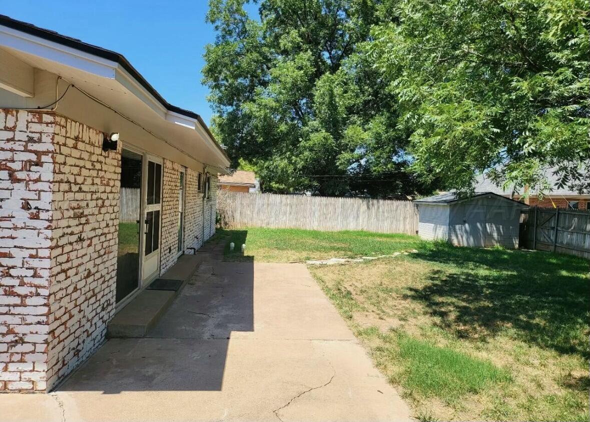 3621 Thurman Street Amarillo, TX 79109 - Photo 24 of 29 a view of a back yard of the house