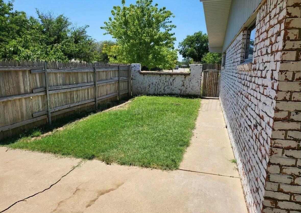 3621 Thurman Street Amarillo, TX 79109 - Photo 27 of 29 a view of a backyard with wooden fence