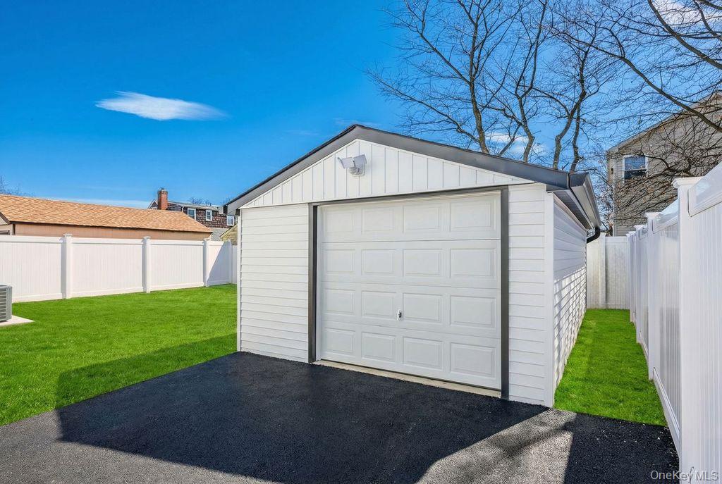 19 Rugby Road Merrick, NY 11566 - Photo 33 of 38