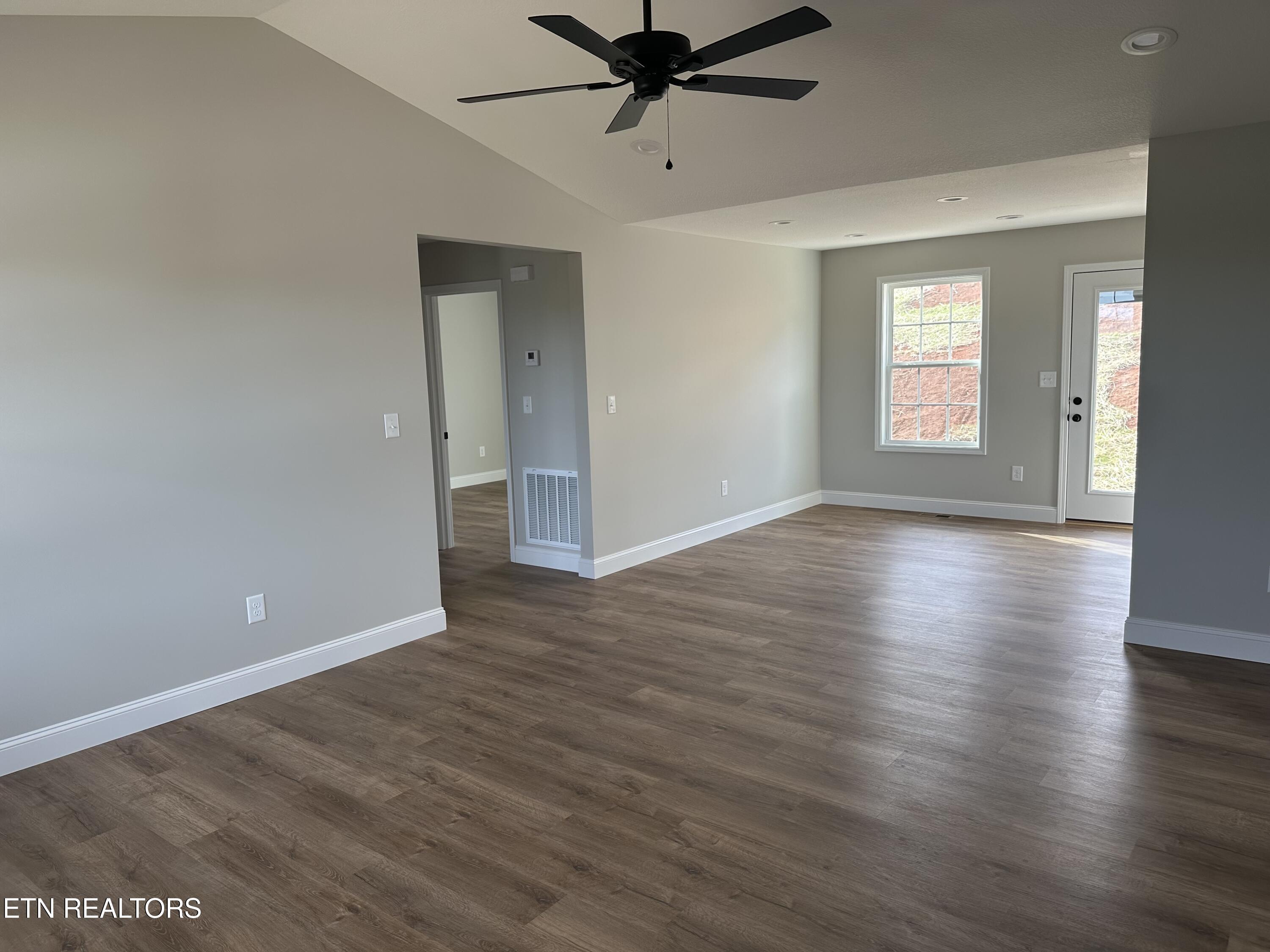 146 Middle Glen Road Maynardville, TN 37807 - Photo 2 of 22 Living Room