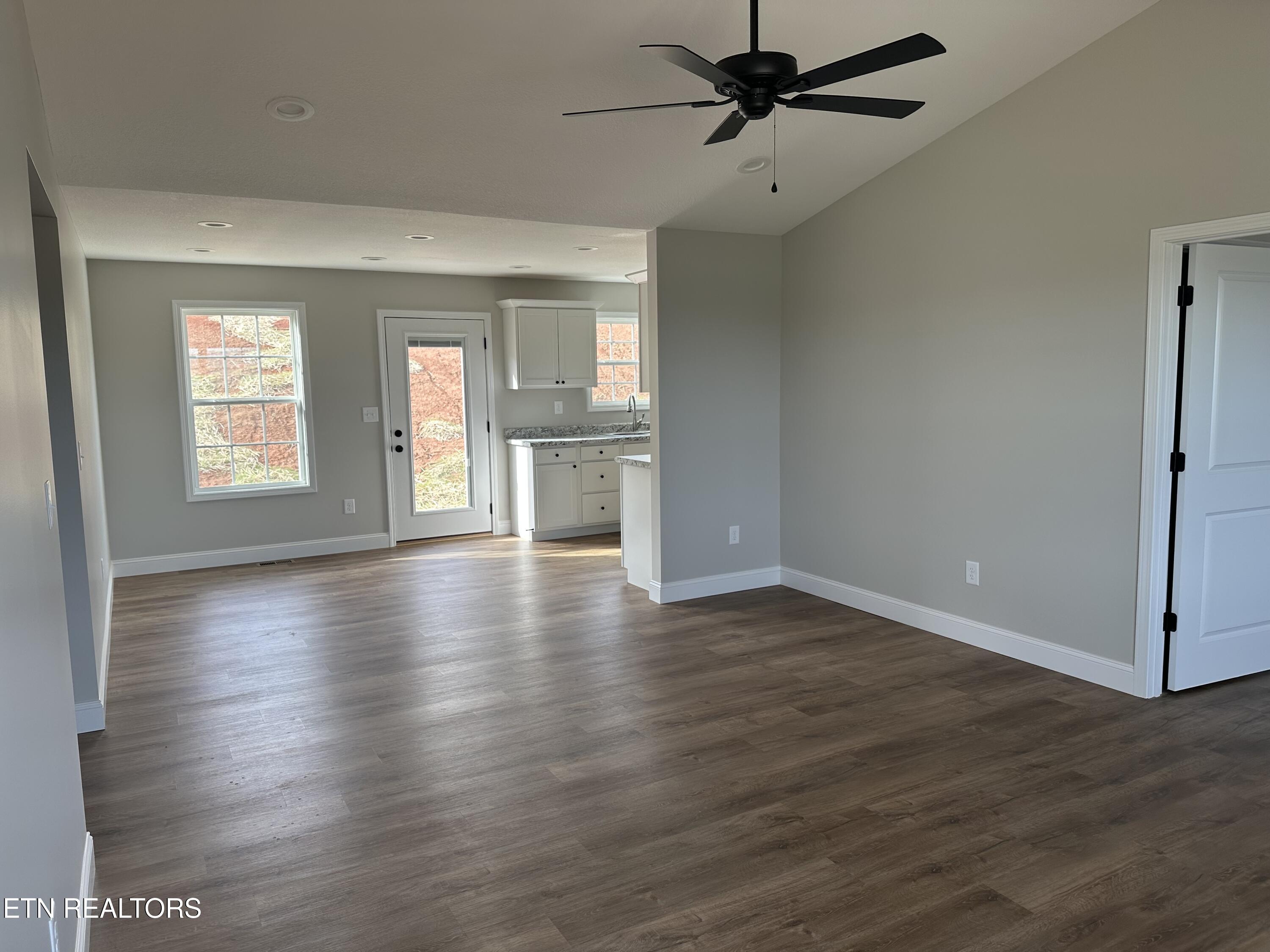 146 Middle Glen Road Maynardville, TN 37807 - Photo 3 of 22 Living Room/ Dining Combo
