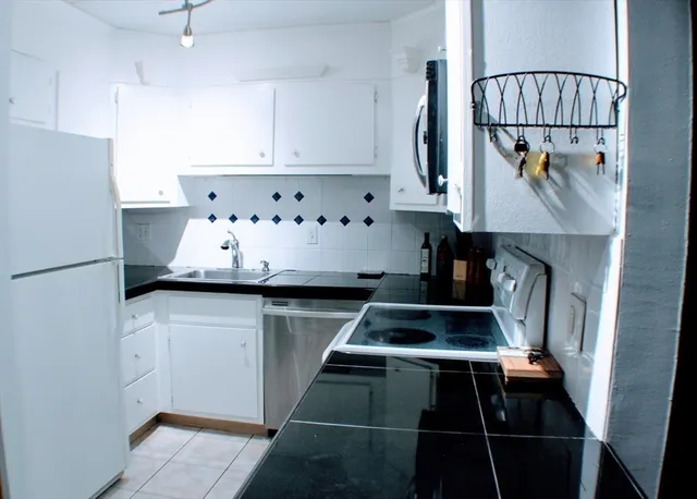 $2,100 | 55 Tall Oaks Drive, Unit 407, Weymouth, MA 02190