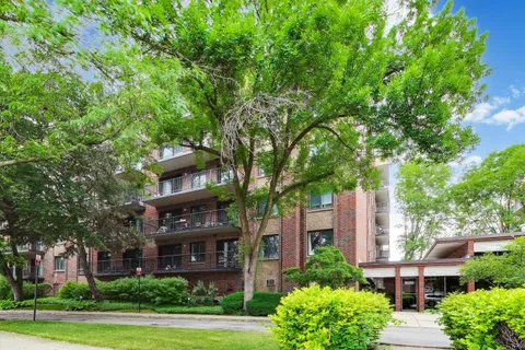 $299,000 | 9558 Gross Point Road, Unit A605, Skokie, IL 60076