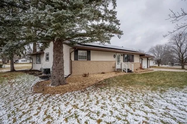 $205,000 | 304 Lumar Drive, Pearl City, IL 61062