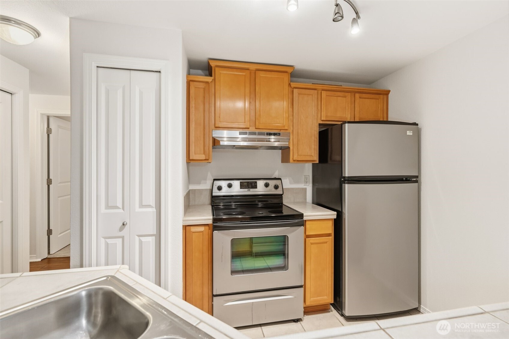 11527 Highway 99, Unit C106 Everett, WA 98204 - Photo 11 of 21 a kitchen with granite countertop a refrigerator stove and sink