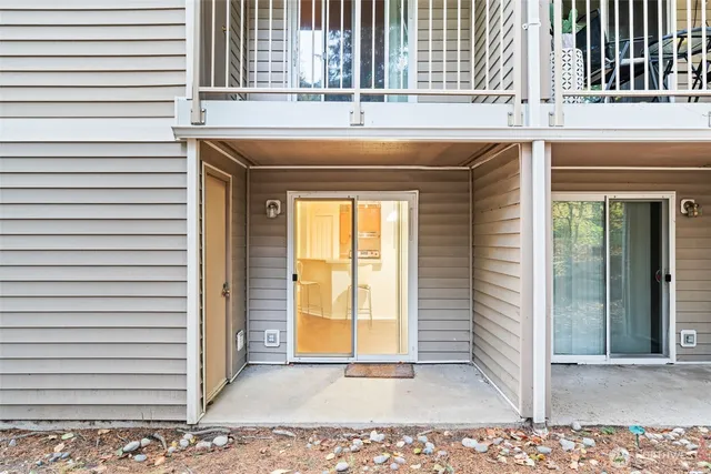 a view of entryway of a house