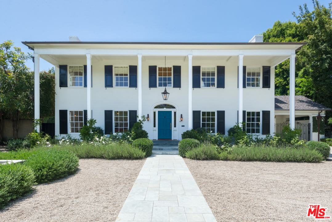 555 South Rimpau Boulevard Los Angeles, CA 90020 - Photo 1 of 17 a front view of a house with lots of garden
