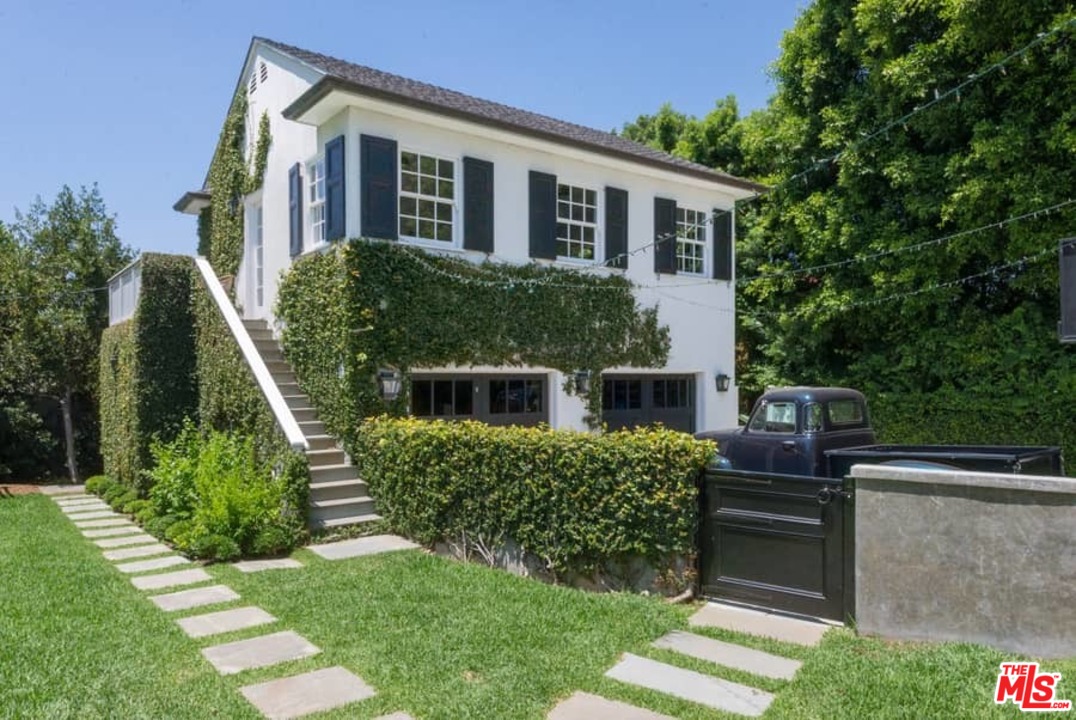 555 South Rimpau Boulevard Los Angeles, CA 90020 - Photo 14 of 17 a front view of a house with a yard