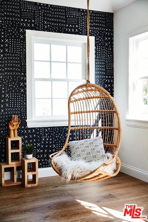 555 South Rimpau Boulevard Los Angeles, CA 90020 - Photo 16 of 17 a view of a door front of a house