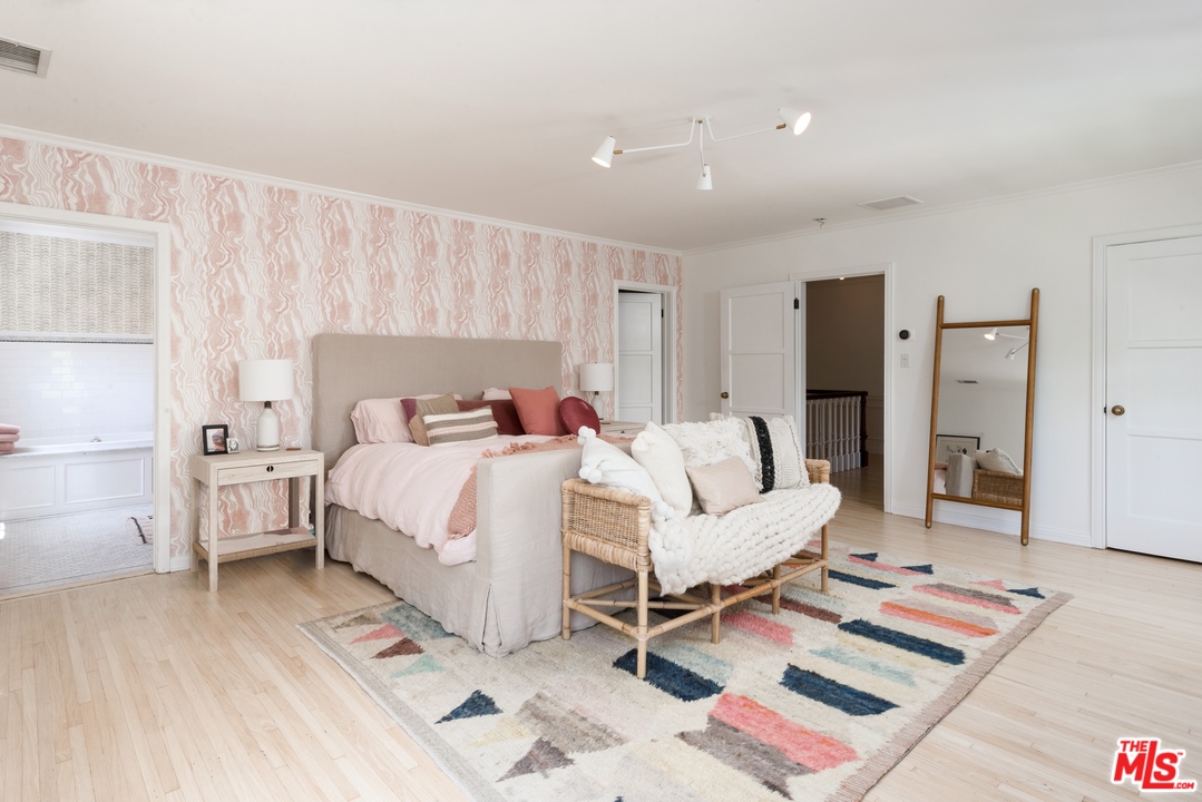 555 South Rimpau Boulevard Los Angeles, CA 90020 - Photo 10 of 17 a bed room with a bed and a couch