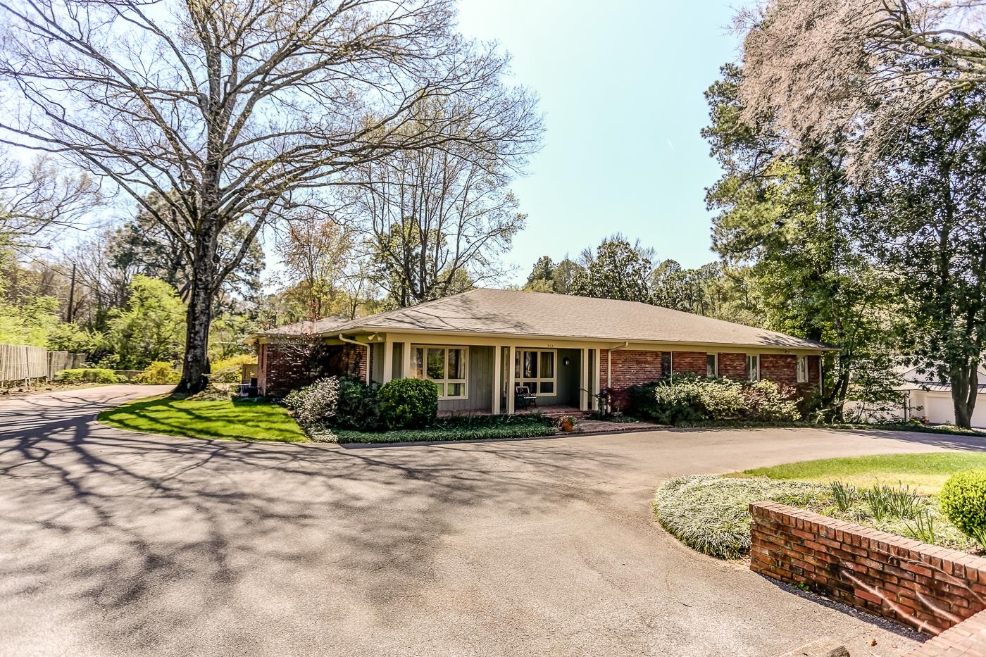 Serene and quiet setting, located in the heart of East Memphis 38120, "inside the I-240 Loop".