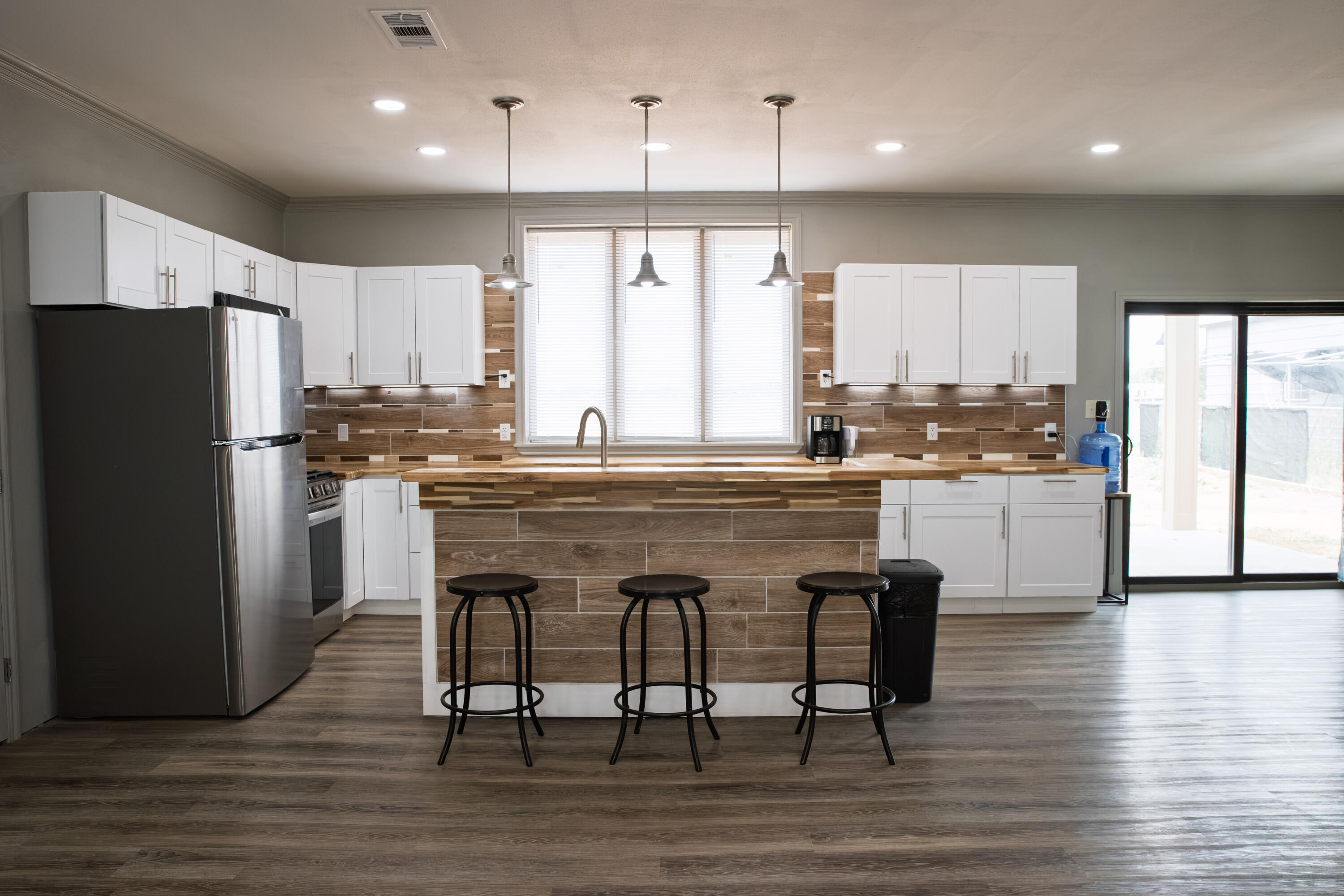 8233 County Road 6440 Lubbock, TX 79416 - Photo 6 of 25 kitchen bar