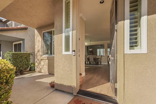 a view of livingroom with furniture