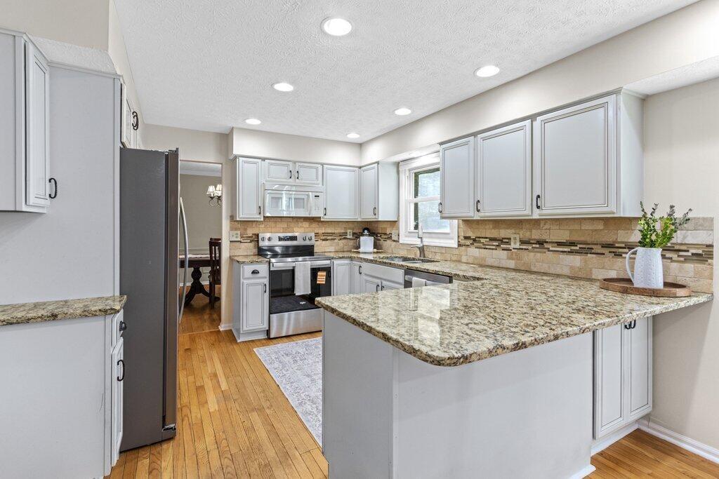 737 Autumn Branch Road Westerville, OH 43081 - Photo 12 of 43 New Stainless Steel Appliances!