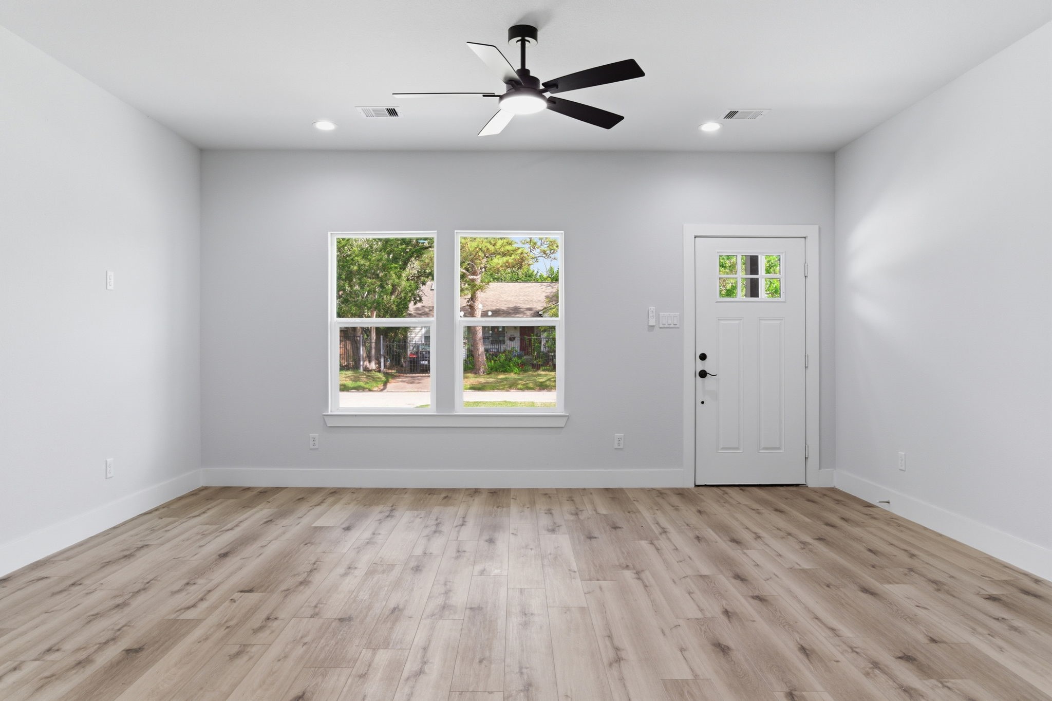 7040 Kinney Street Houston, TX 77087 - Photo 7 of 47
