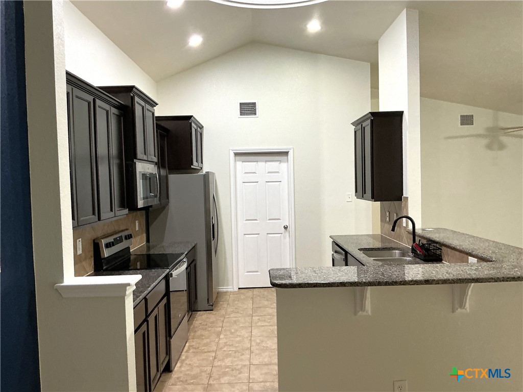 5202 Rimes Court Killeen, TX 76549 - Photo 4 of 14 Kitchen