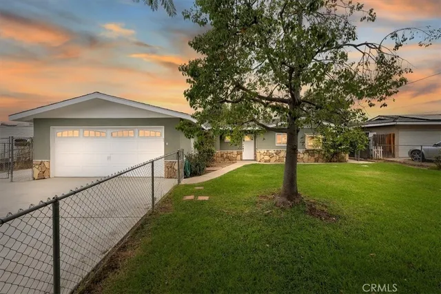 a view of a house with a yard