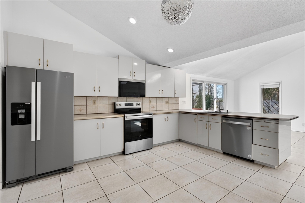 25 Gloversbrook Road Randolph, MA 02368 - Photo 8 of 40