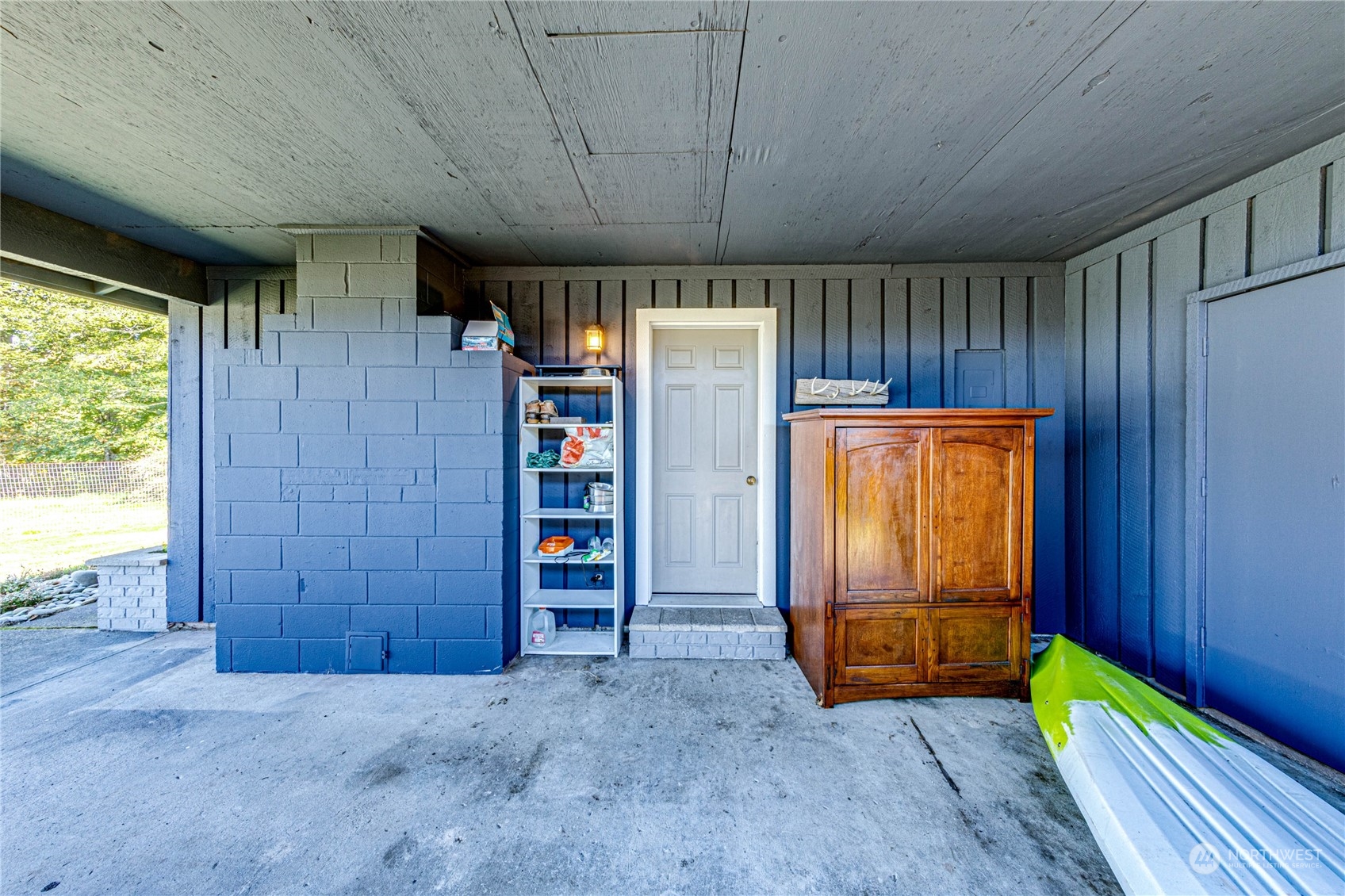 283 Schmitt Road Port Angeles, WA 98363 - Photo 23 of 40 an empty room with windows and closet