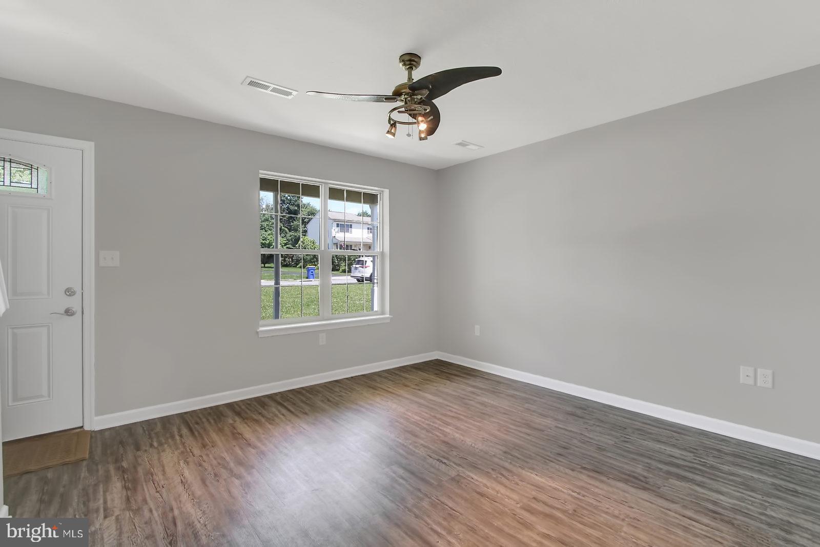3120 Sundial Road Dover, PA 17315 - Photo 4 of 25 Living Room