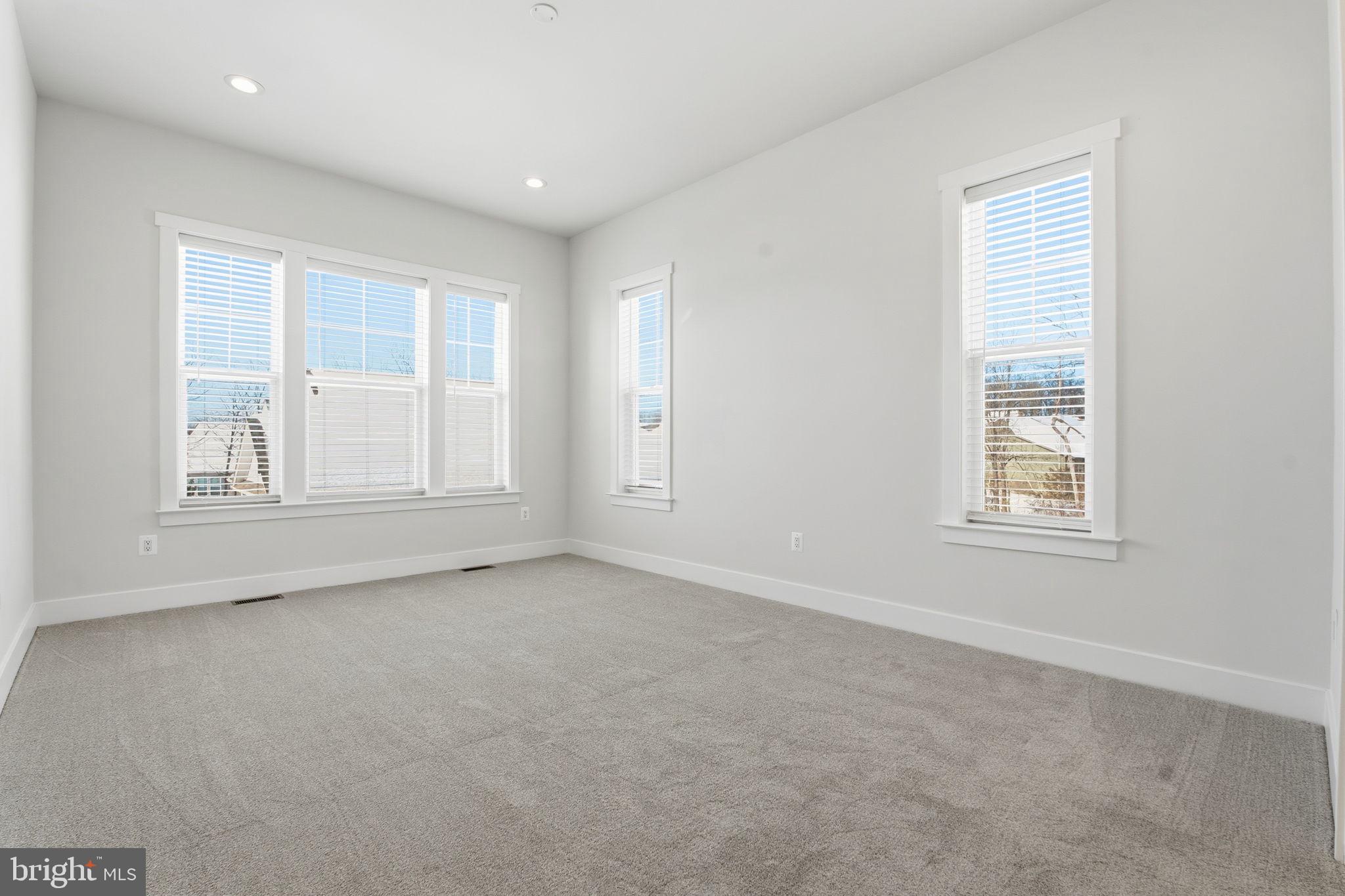 124 Bridge Valley Road Gettysburg, PA 17325 - Photo 16 of 34 an empty room with windows