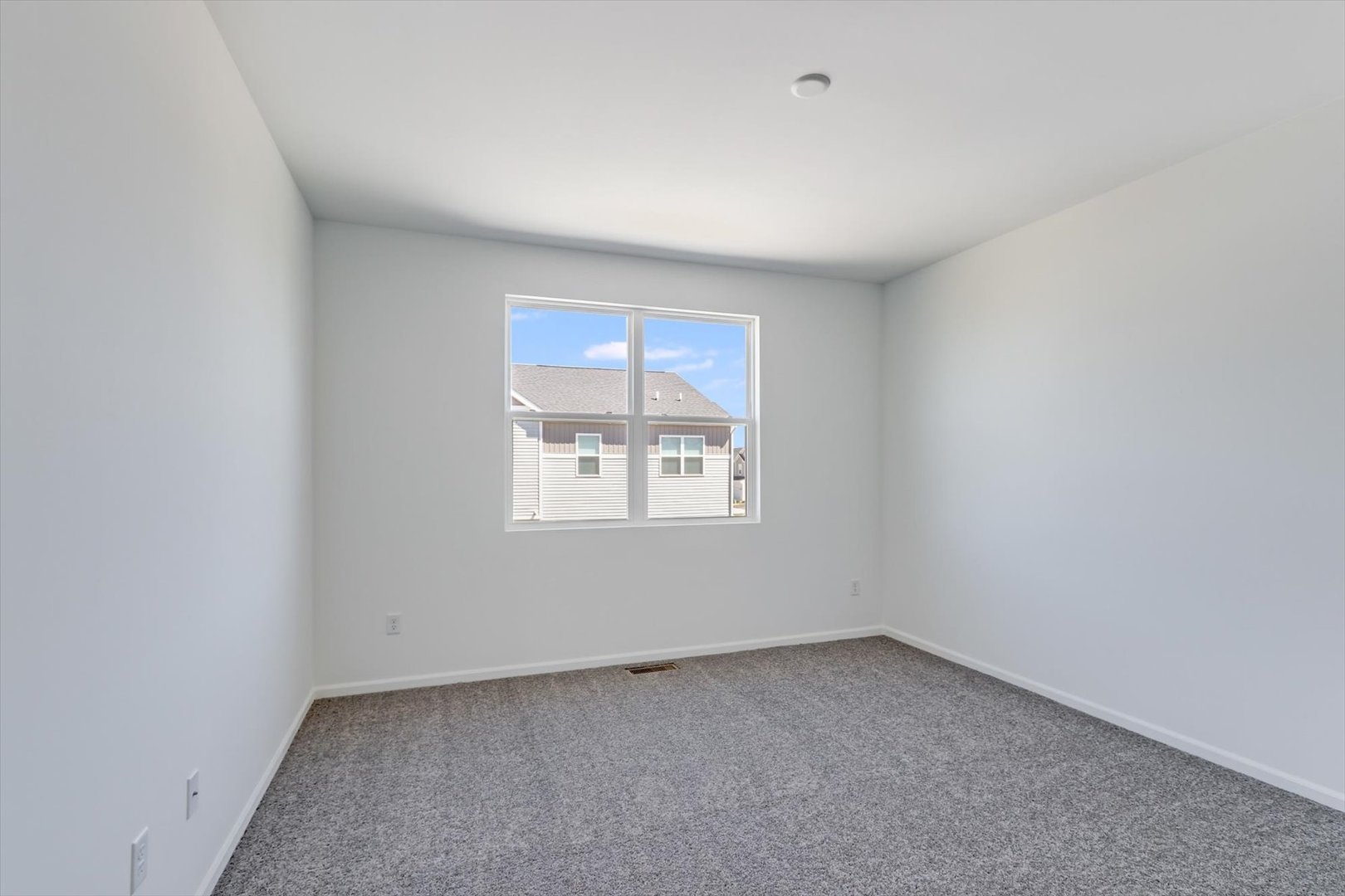 542 Comstock Road South Elgin, IL 60177 - Photo 23 of 32 an empty room with a window