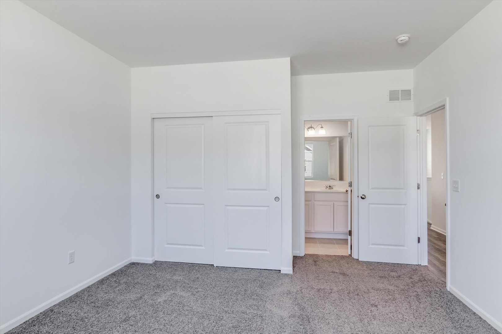 542 Comstock Road South Elgin, IL 60177 - Photo 25 of 32 an empty room with closet area